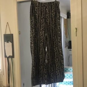 Abercrombie and Fitch - Flair patterned pants